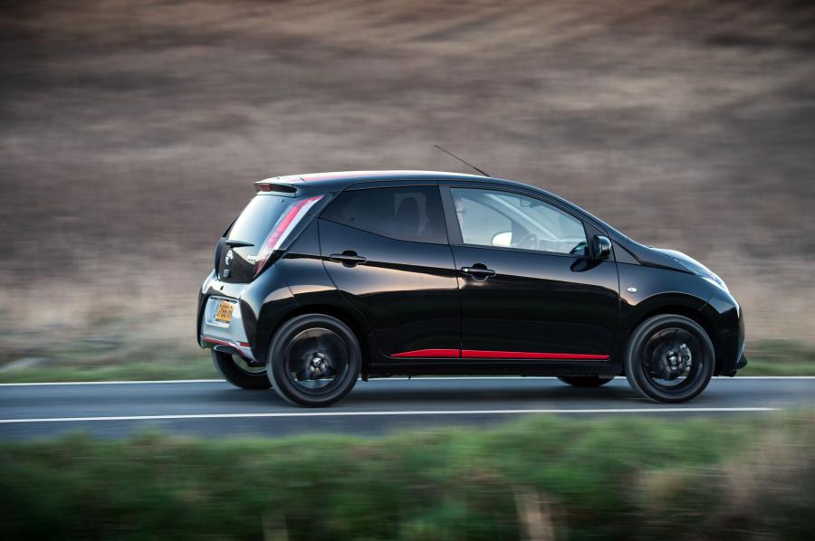  Toyota Aygo x-press 5-Door 2017 года  (UK) (фото 4 из 18)